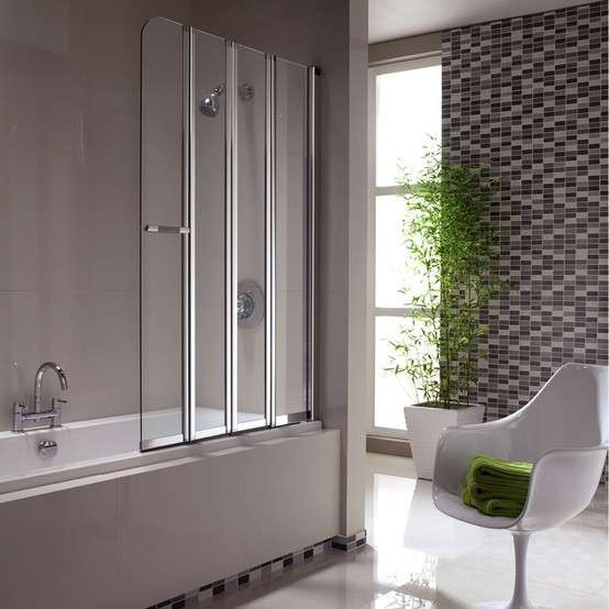 Bagno moderno con piastrelle mosaico