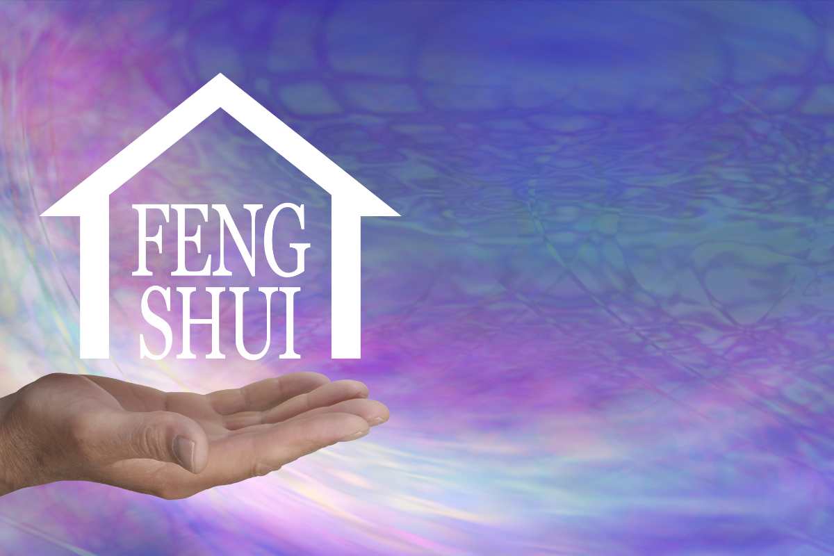 sfondo colorato e casa con scritta feng shui