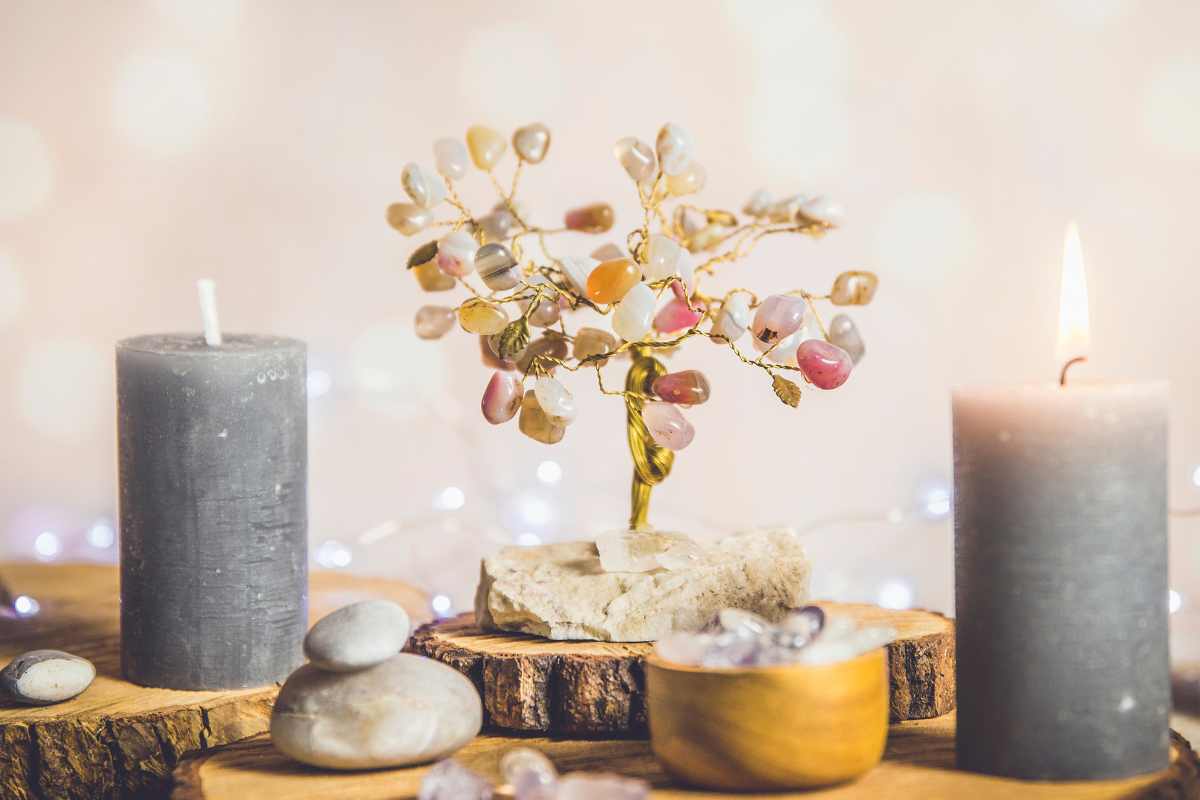 albero di gemme e candele accese