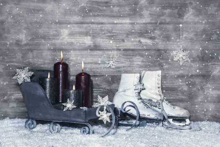 Decorazioni di Natale shabby chic, piccola slitta con candele e vecchi pattini da ghiaccio 