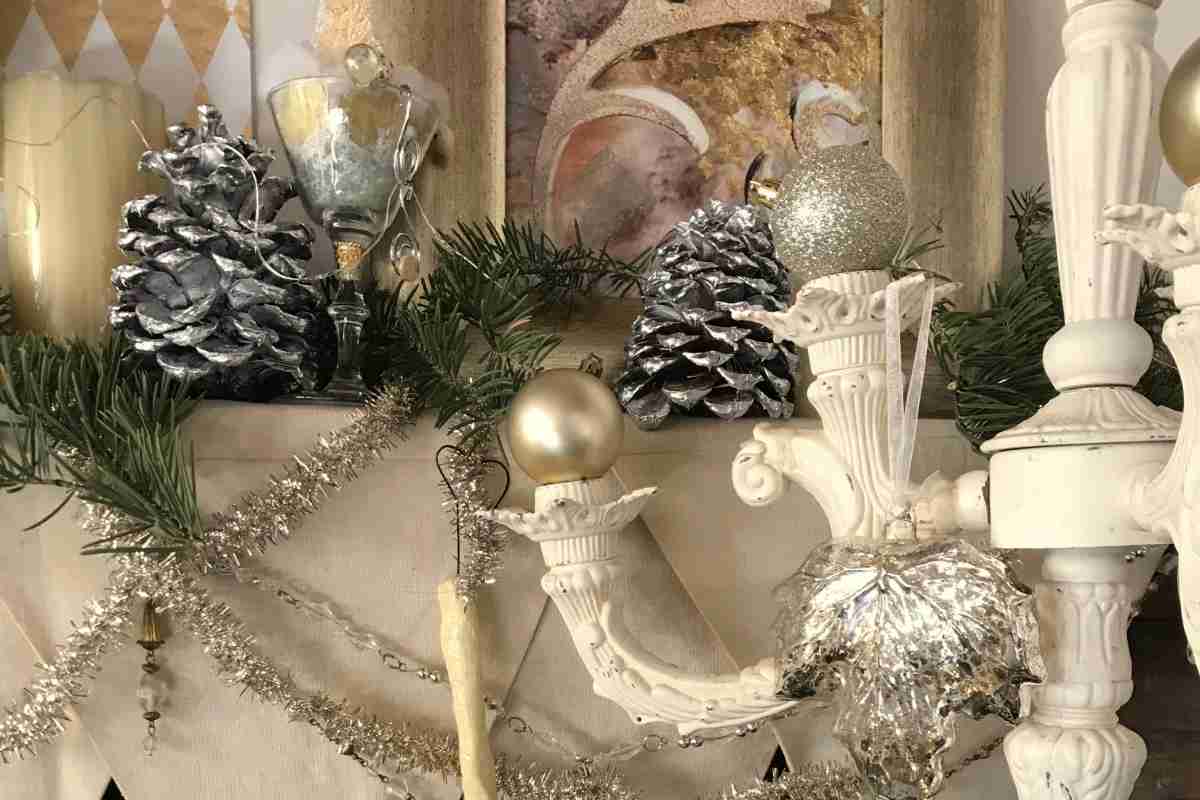 Decorazioni natalizie shabby chic con pigne e candele