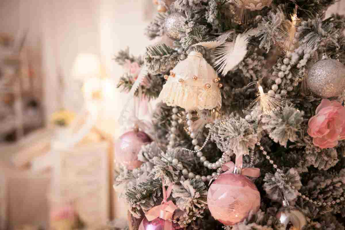 Decorazioni natalizie stile shabby chic su albero di Natale nelle tonalità del rosa