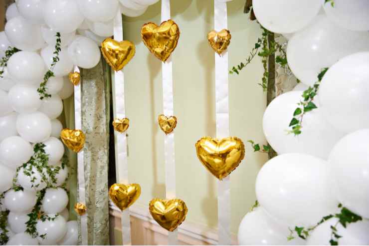 Decorazioni in casa per il matrimonio, palloncini bianchi e a cuore dorati