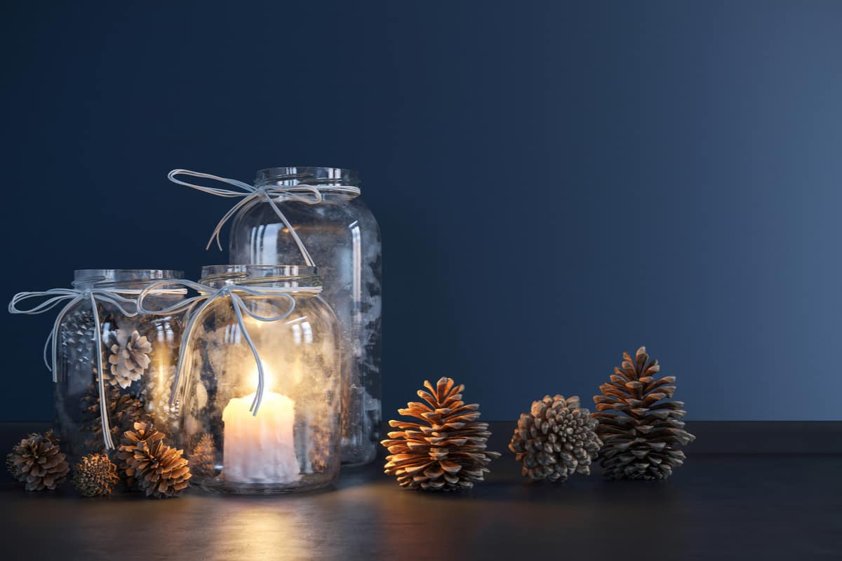 Decorazioni di Natale con barattoli di vetro - Candele natalizie  Vasetti  di natale, Barattolo con candela, Barattoli di vetro natalizi