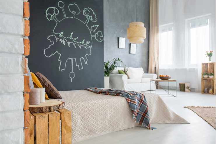 Camera da letto con disegni sulla parete in vernice lavagna