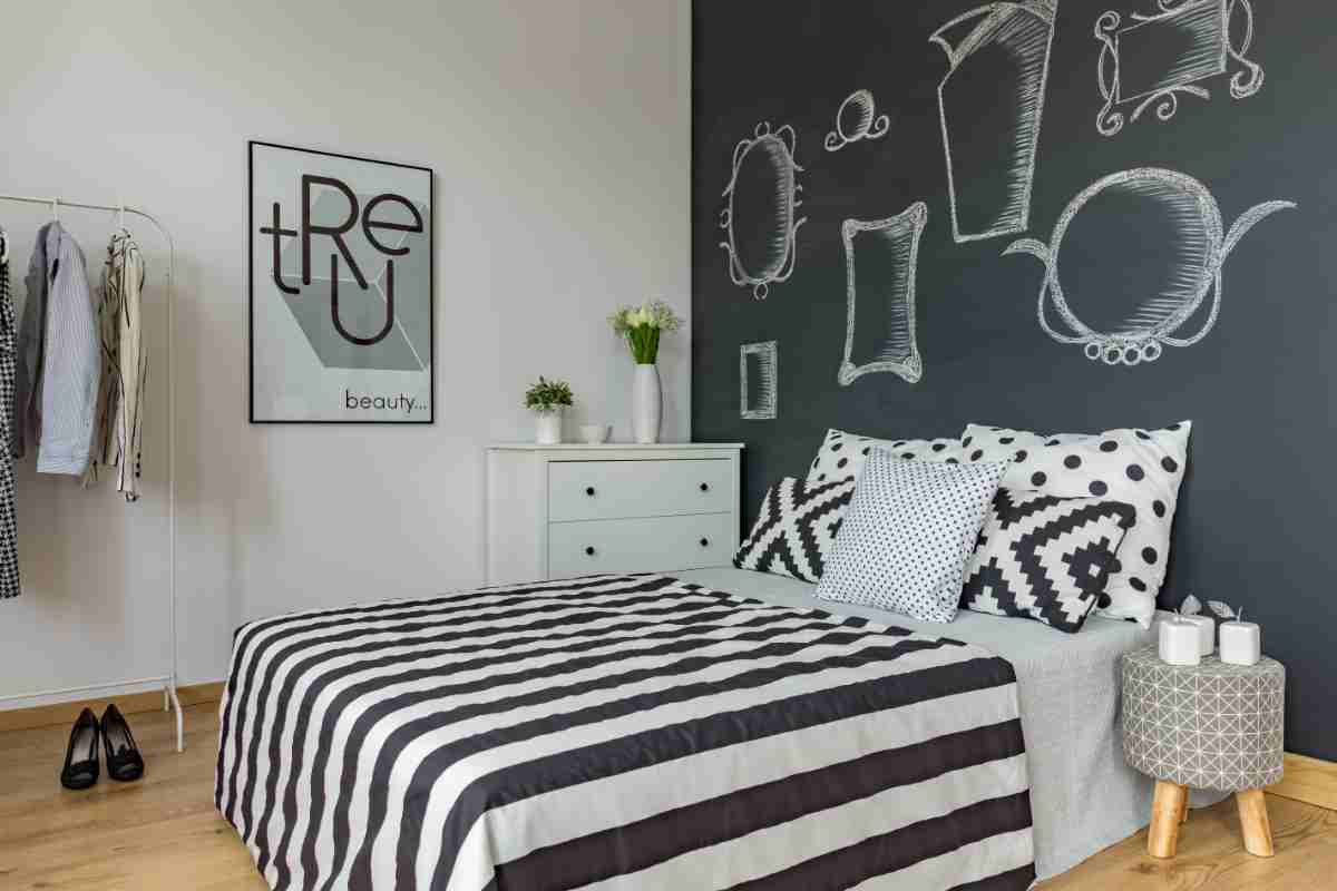 Camera da letto con parete di vernice lavagna decorata