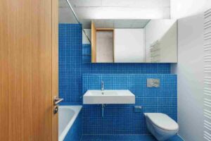 Esempio di come arredare il bagno blu con piastrelle mosaico