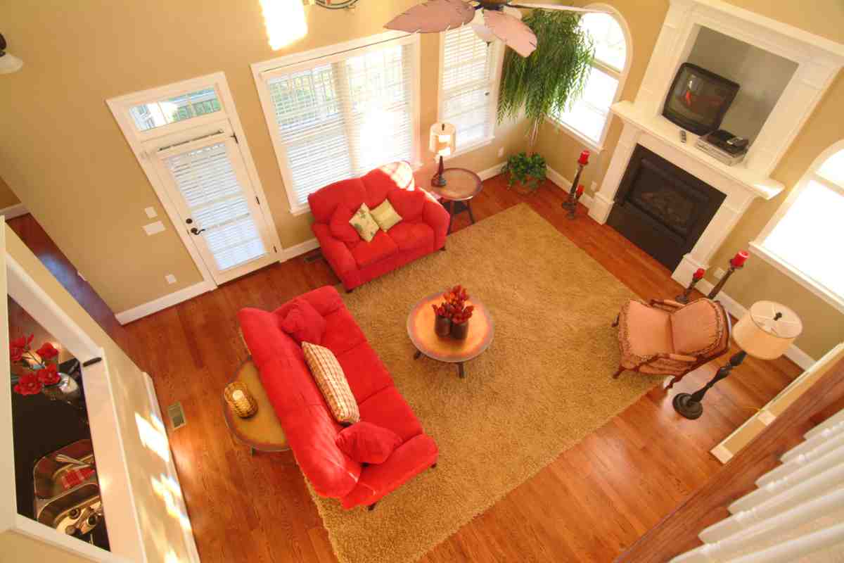 soggiorno contemporaneo con divano rosso