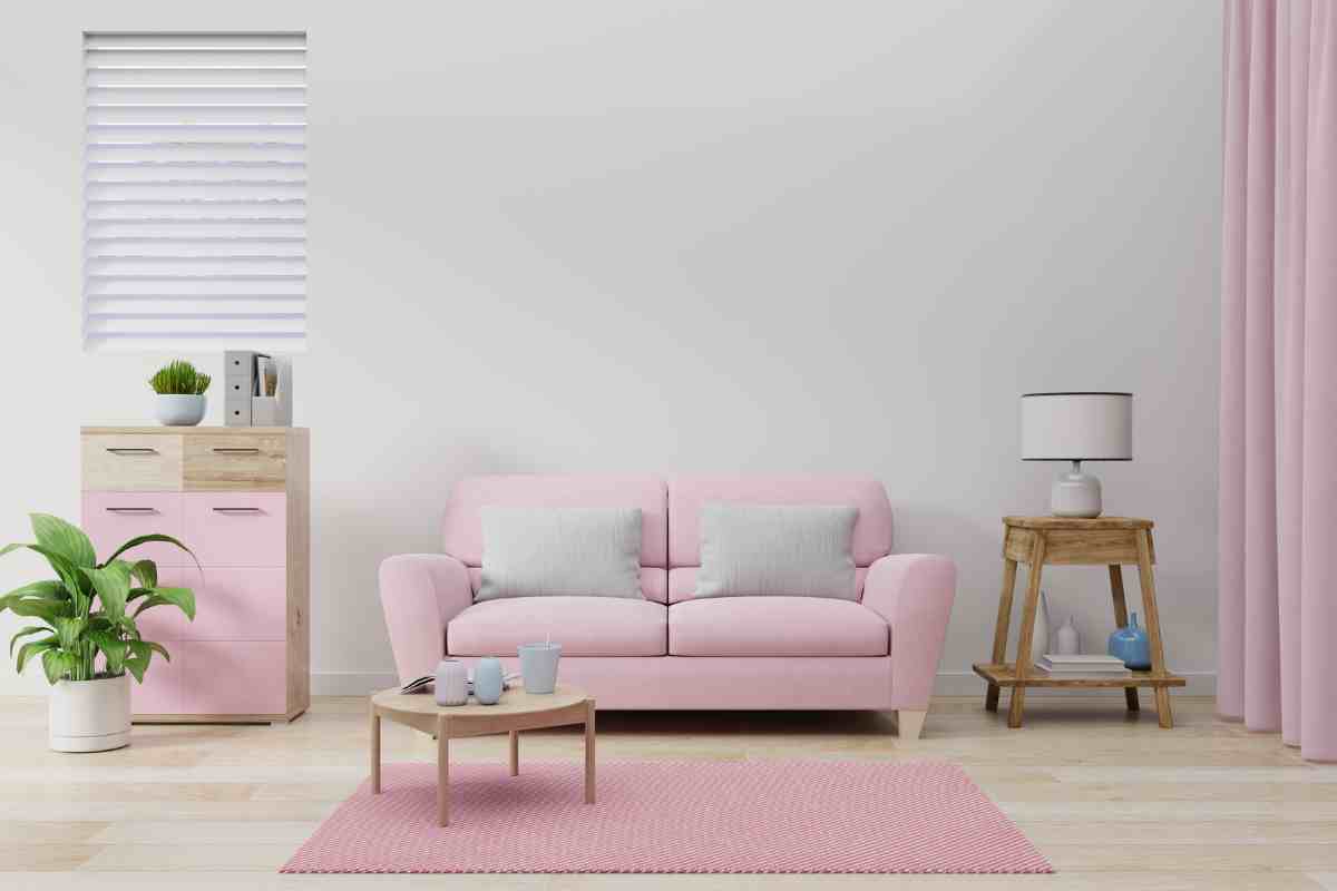 divano rosa, mobili, tenda e tappeto rosa