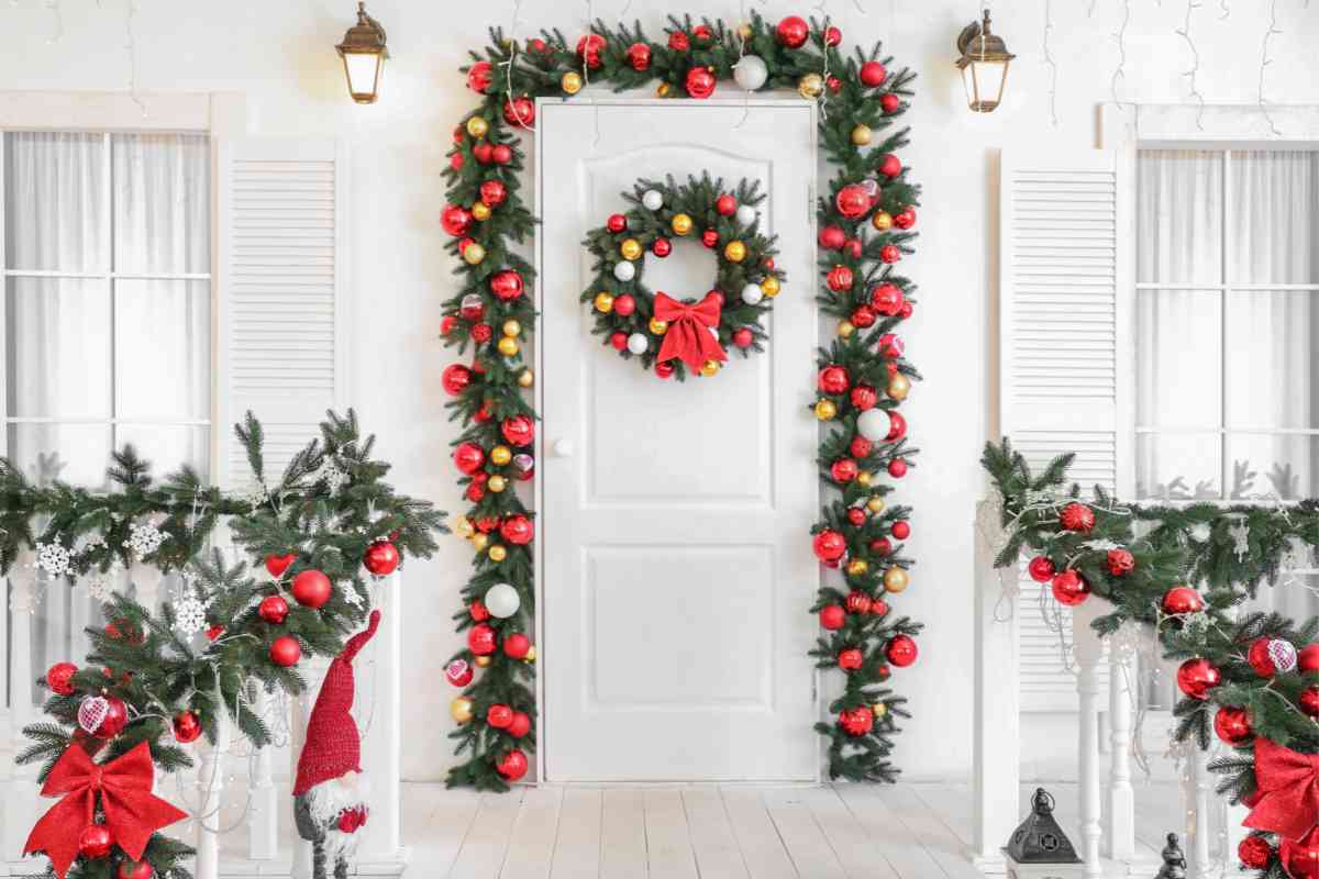 Decorazioni natalizie per la porta di ingresso