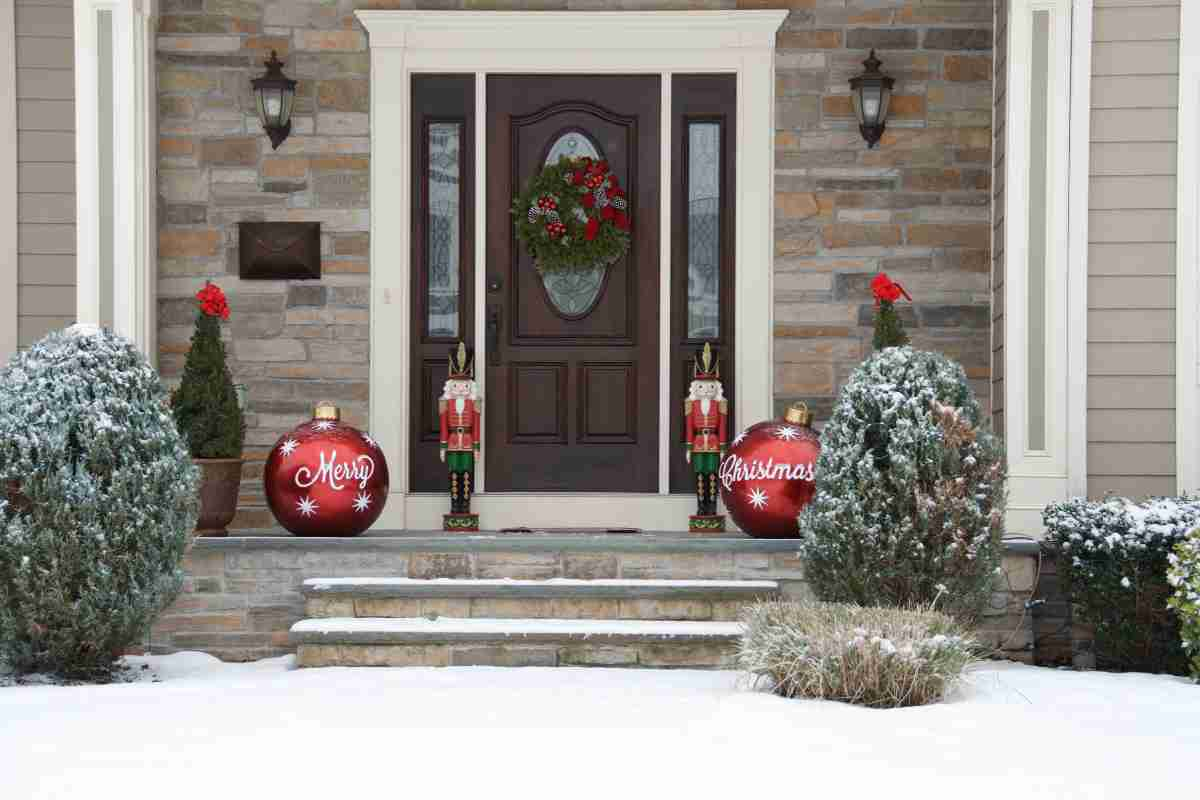 Ingresso natalizio con schiaccianoci e palline di Natale giganti