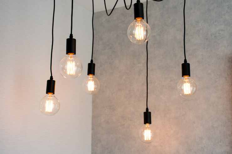 Lampadine lunghe che pendono dal soffitto alto, il trucco