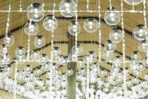 Soffitto alto con installazione luminosa di decine di globi LED