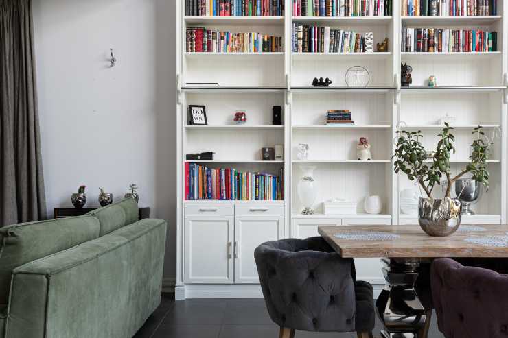 Libreria a parete in living moderno