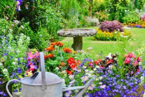 Giardino stile inglese con piante fiorite e prato