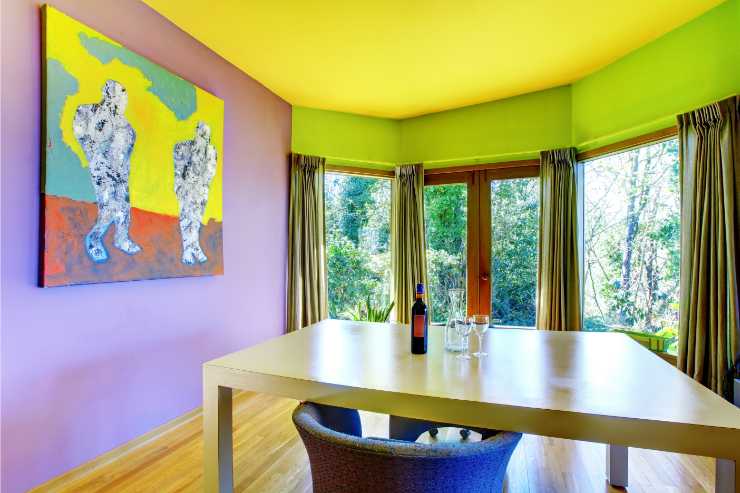 Sala da pranzo con colori eccentrici alle pareti