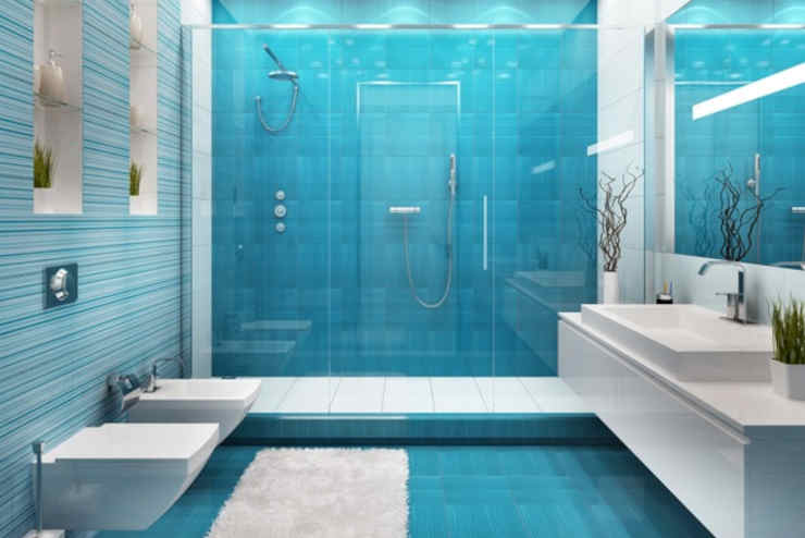 bagno con pareti e pavimento blu mare