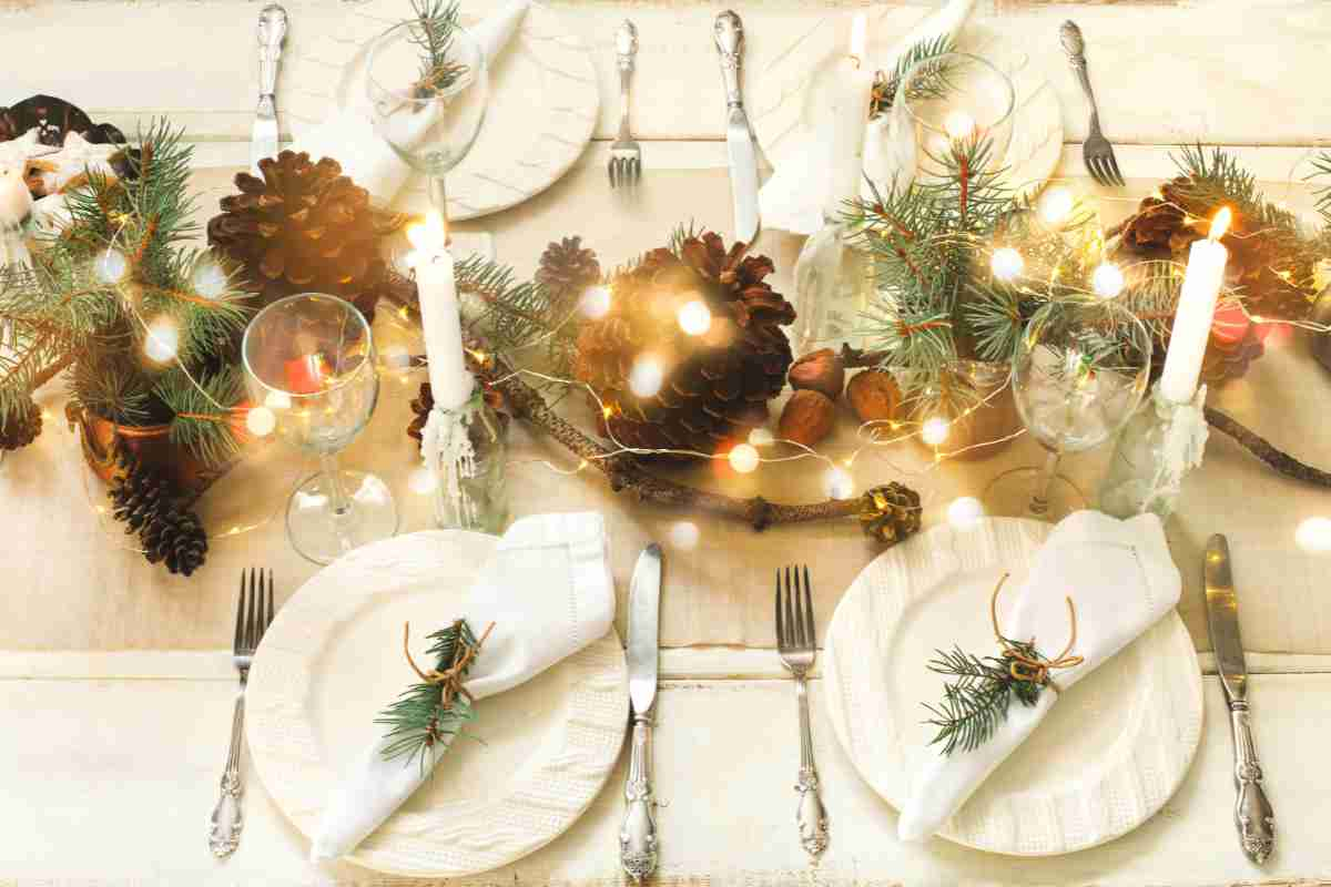 Esempio di come decorare la tavola di Natale stile shabby chic