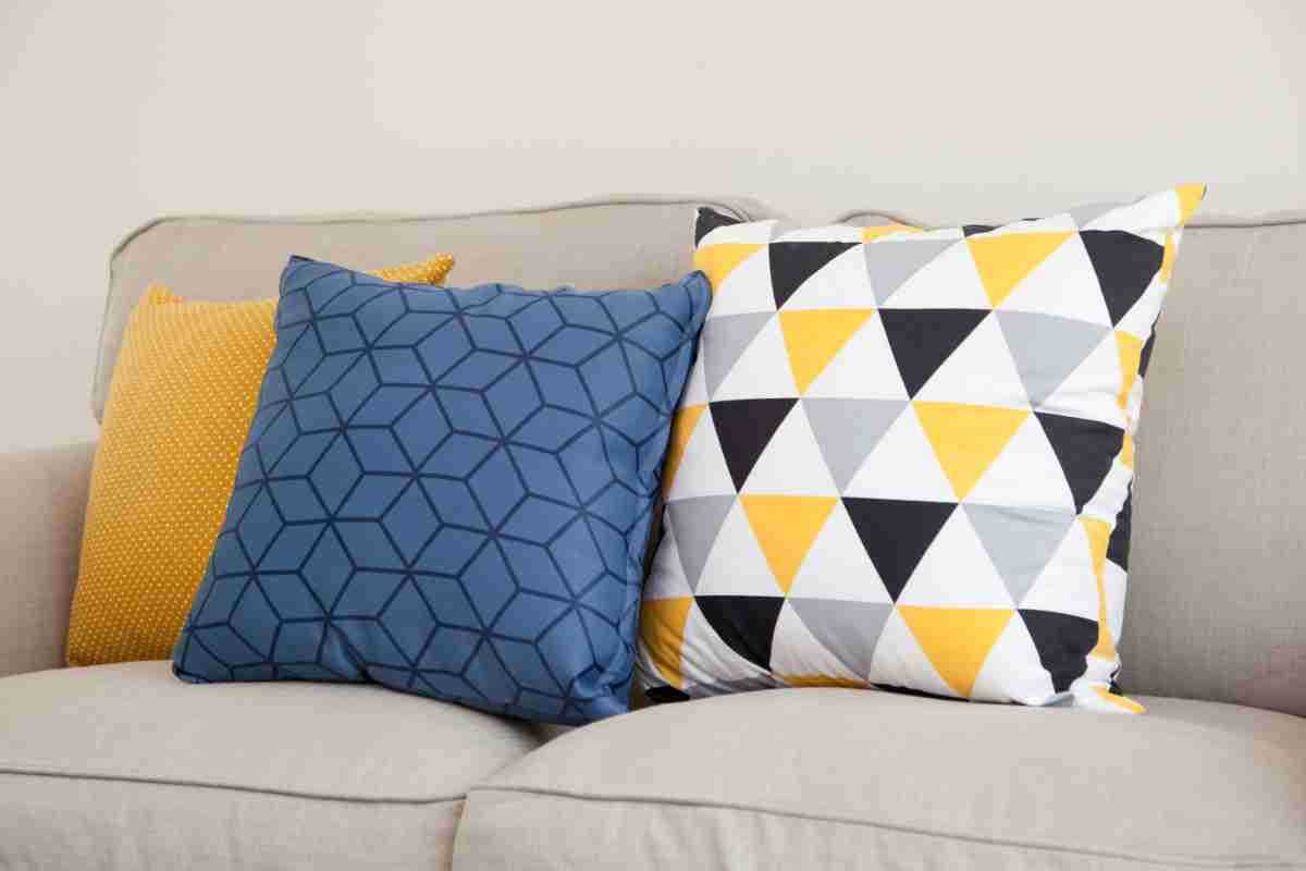 cuscini decorativi su divano in tessuto