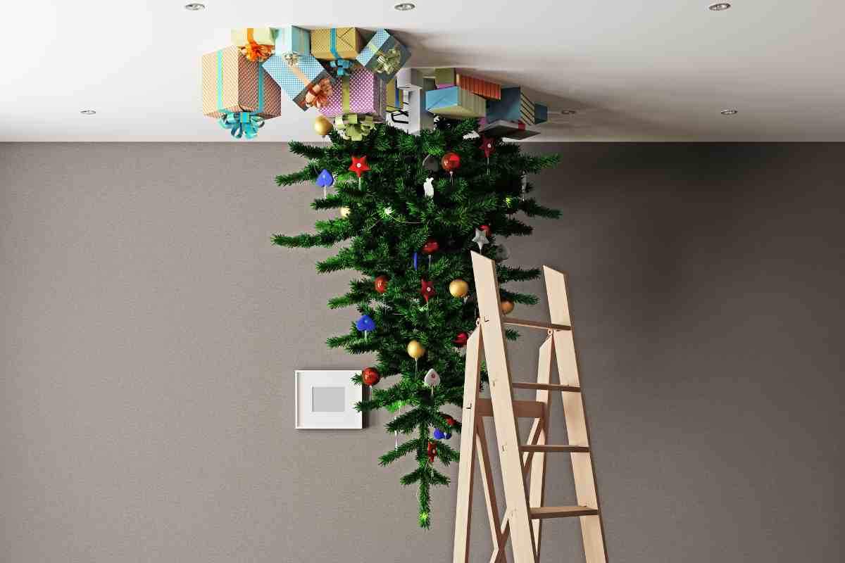 Albero di Natale moderno sul soffitto 