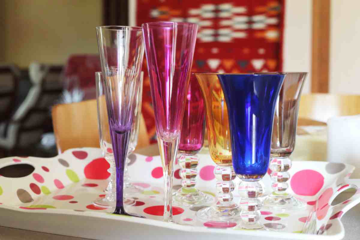 Bicchieri da aperitivo colorati su vassoio