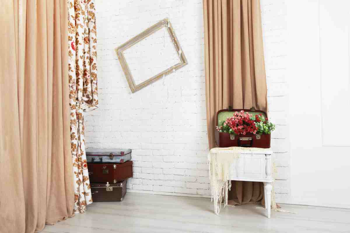 Tende per il soggiorno beige e floreali secondo le tendenze shabby