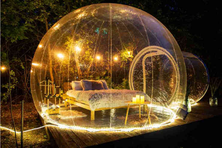 Bubble room da giardino illuminata