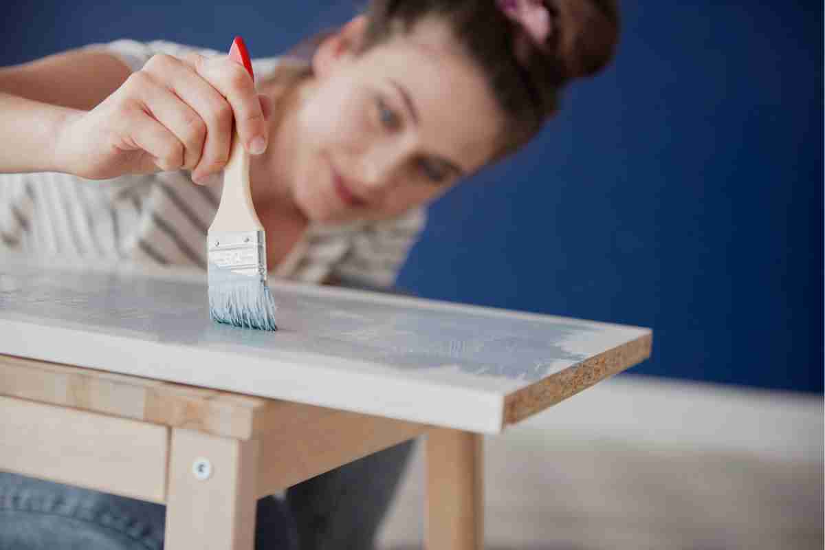 donna intenta a trasformare i mobili Ikea cambiando colore