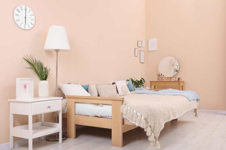 camera con colori tenui rosa pesca per arredare casa stile cozy