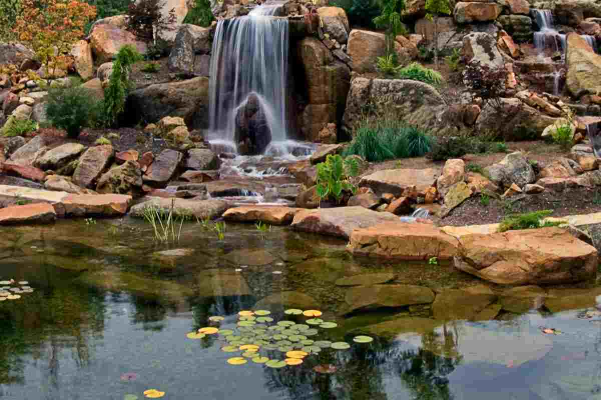 giardino zen giapponese con cascata di acqua