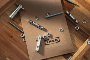 Pezzi di ricambio Ikea su un tavolo di legno