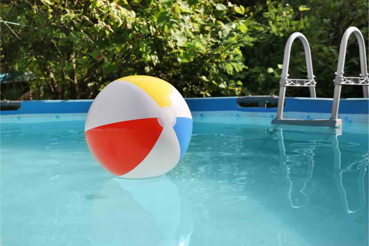 Piscine fuori terra Amazon migliori, qui un pallone gonfiabile sulla superficie dell'acqua