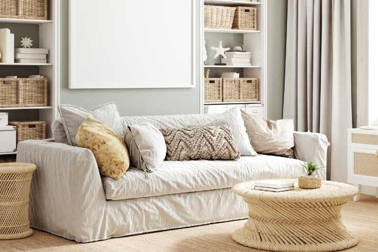 Soggiorno stile cozy con divano morbido e tavolino tondo