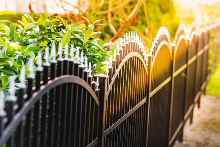 recinzione in ferro baciata da sole
