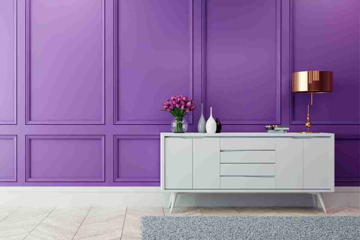 Colore pareti viola e mobili bianchi