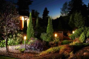 giardino illuminato con faretti