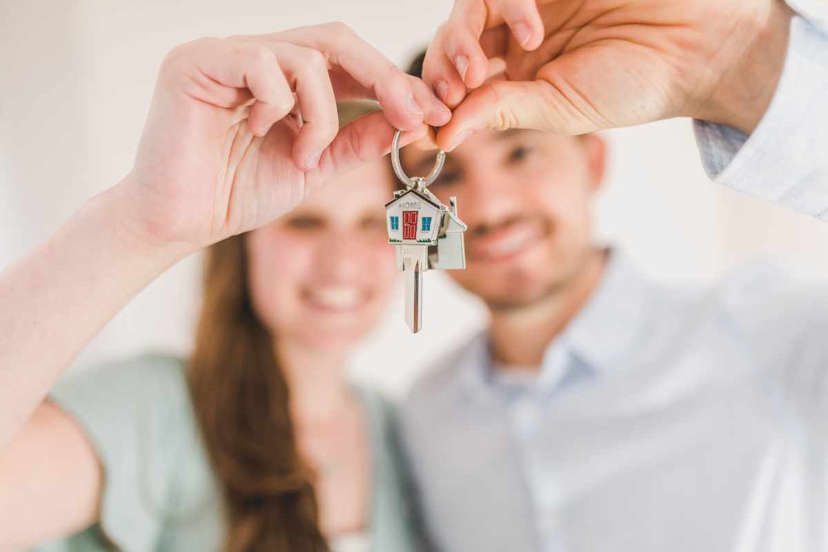 coppia che ha in mano le chiavi della casa