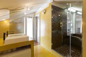 Bagno giallo con zona doccia nera