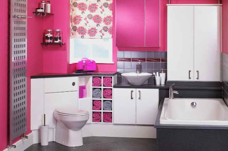 Bagno con pareti rosa fucsia 