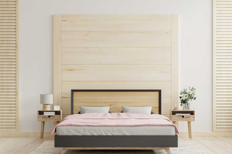 Camera da letto minimal con pannelli in legno chiaro alle pareti