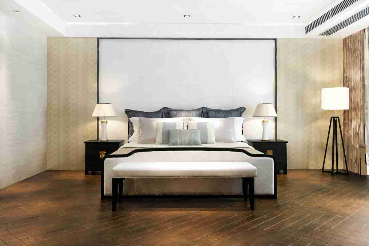 Camera da letto stile minimal con pochi complementi di aredo
