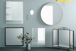 Specchi Ikea di diverse dimensioni su una parete