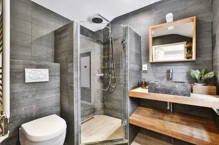 Bagno moderno di design con doccia angolare