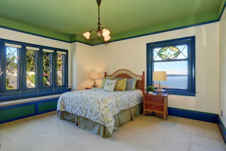 Camera da letto con soffitto colorato di verde