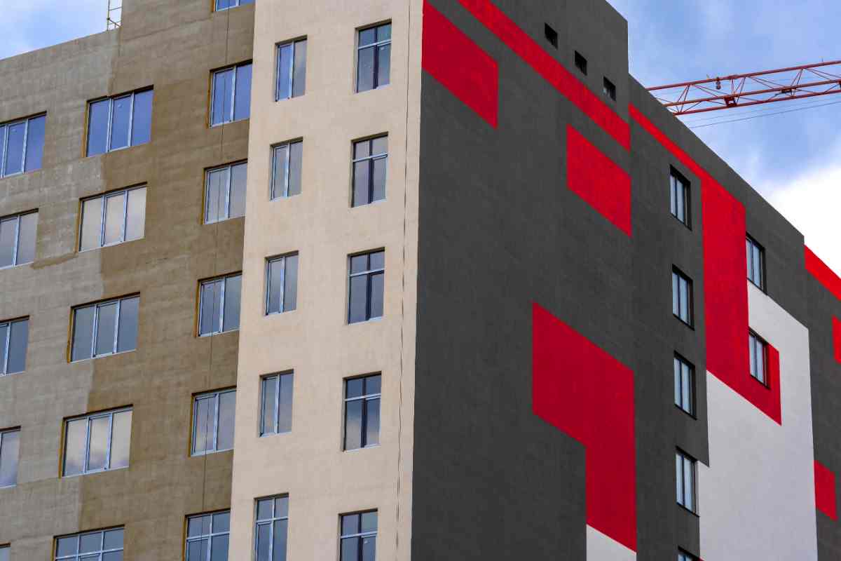 facciata di un palazzo colorata di rosso, nero e bianco
