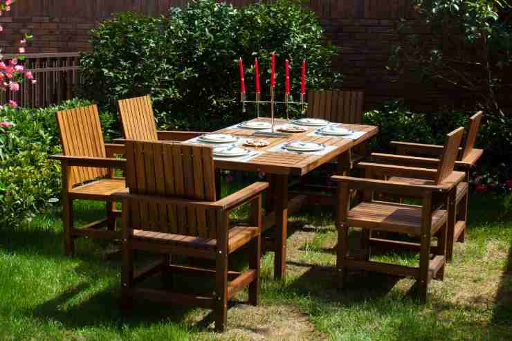 tavolo e sedie in giardino