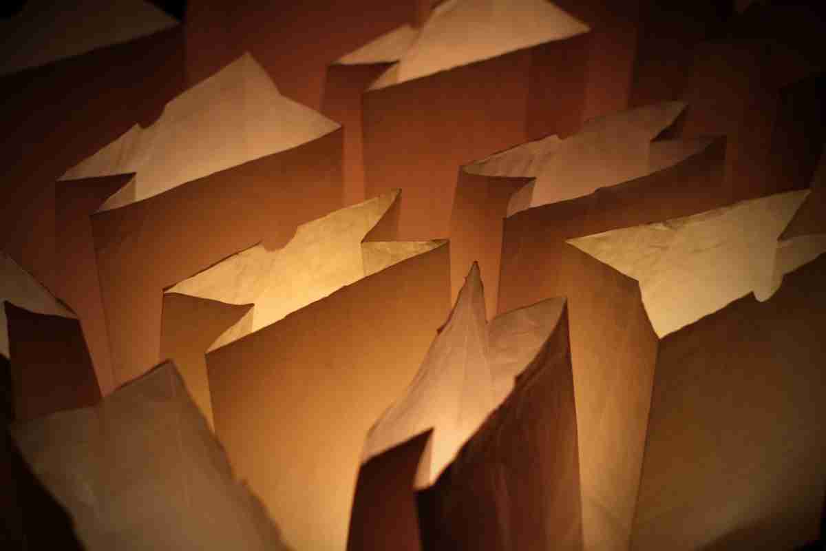 sacchetti di carta che contengono luci led