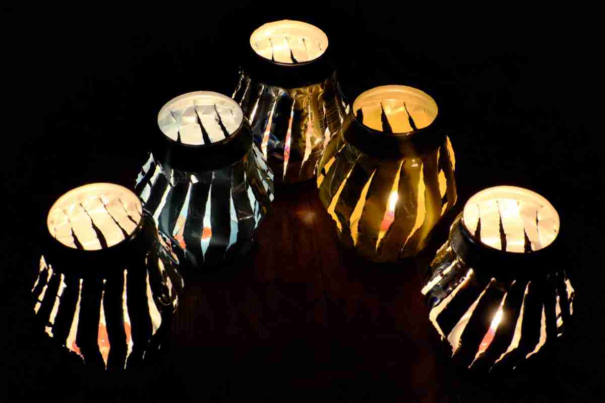 cinque piccole lanterne fai da te realizzate con le lattine