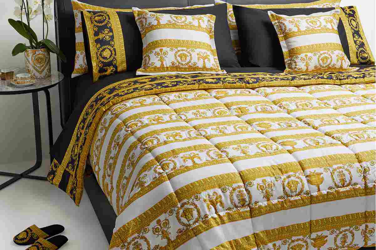 Camera da letto arredata con tessili e accessori Versace Home Collection