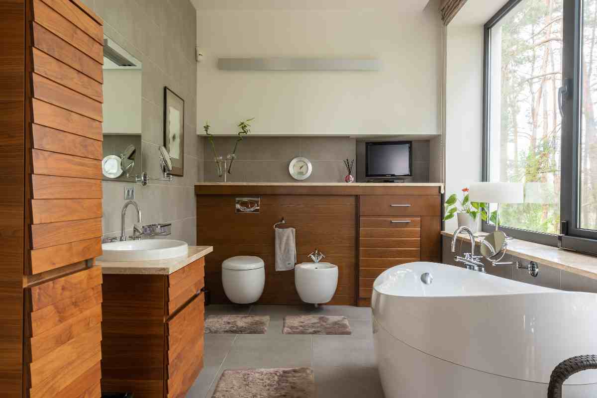 Bagno con arredi in legno